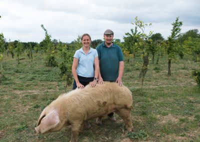 Madleen et Hubert avec un cochon